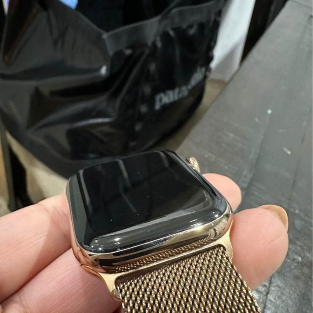 APPLE WATCH SERIES 4  ROSE GOLD - Picture 2 of 6